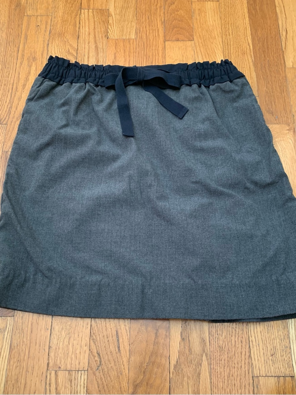 Gap
GRAY A-LINE SKIRT
w/BLACK GROSS-GRAIN
RIBBON TIES
Size S